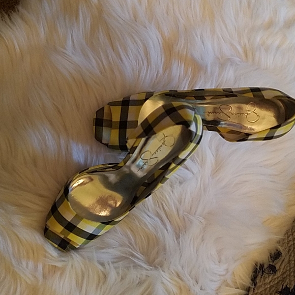 These peep toe heels are gorgeous. - Picture 1 of 3